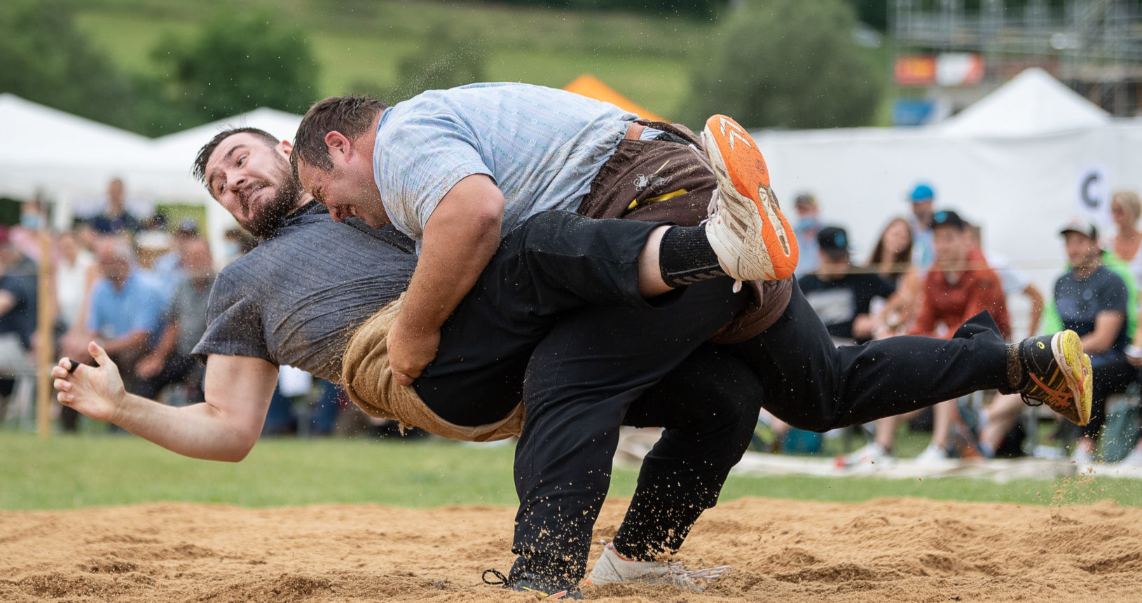 Thayngen, 20.6.21, Schwingen - Schaffhauser Kantonal.
Schneider Domenic (O, Friltschen) gegen Fejzaj Naim (Wolfhalden)