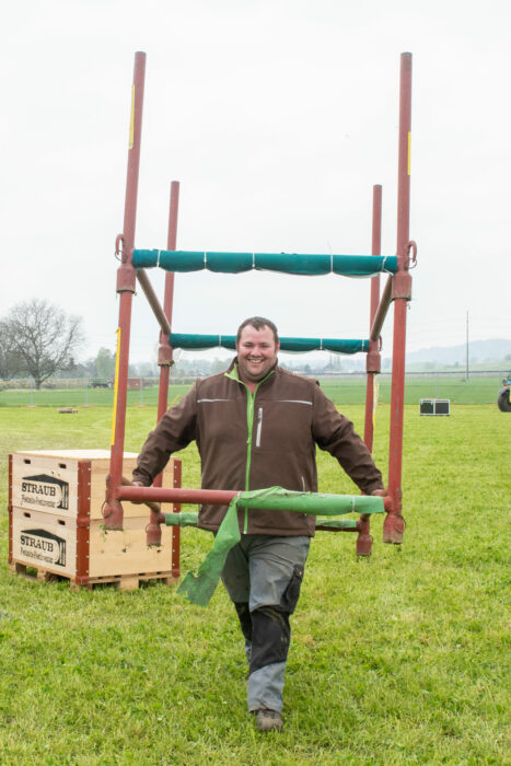 Schwinger Domenic Schneider beim Aufbau der Arena